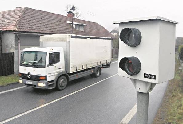 Pokutujících radarů dál přibývá. Na piráty silnic platí jen represe, zní z radnic