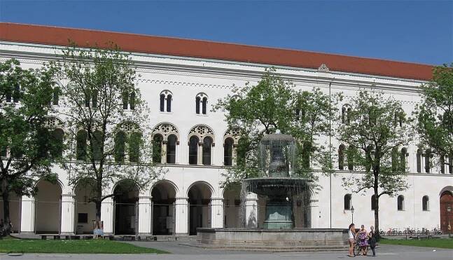 Soubor:München, Geschwister-Scholl-Platz-1.jpg – Wikipedie