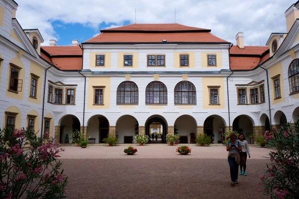Bistro na zámku. V Rychnově ho otevřela bývalá vládní letuška, peče tu sachr s pepřem