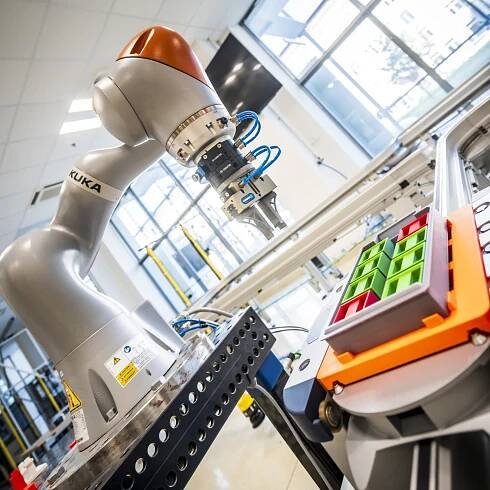 Roboti dávají druhý život bateriím z elektromobilů 
