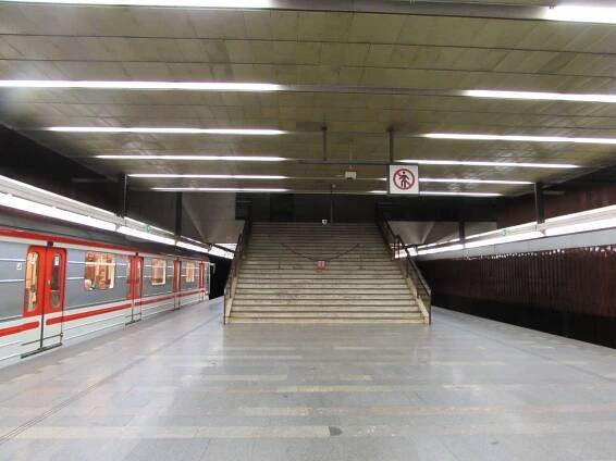 Strašnická - stanice metra A a povrchový přestupní uzel - Zrakově postižení cestují 2.1+ a můj dopravní web