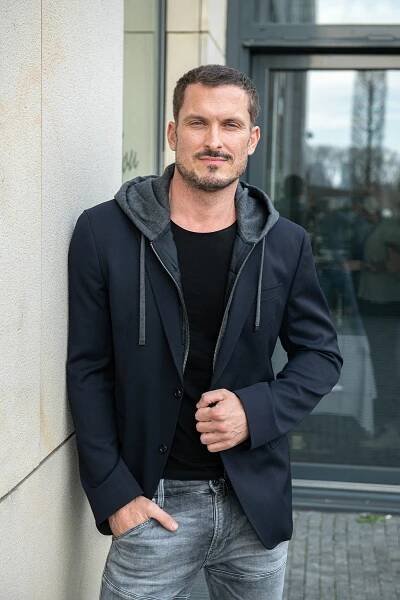 Jak fešák z První republiky vnímá komentáře, že je nejvíce sexy slovenský herec? Jeho odpověď vás překvapí