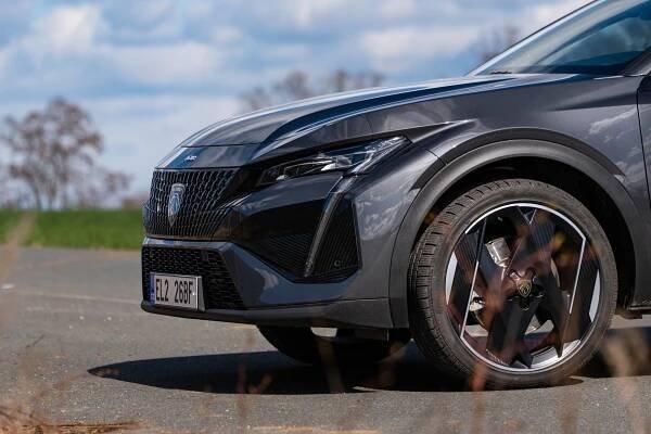 Nevíme, co to je, ale líbí se nám: Peugeot 408 je svérázný, ale krásný crossover. Cena vás však omráčí