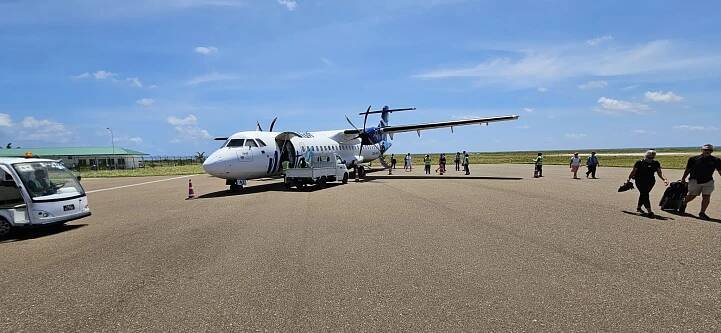 letadlo na ranveji letiště Dharavandhoo Maledivy