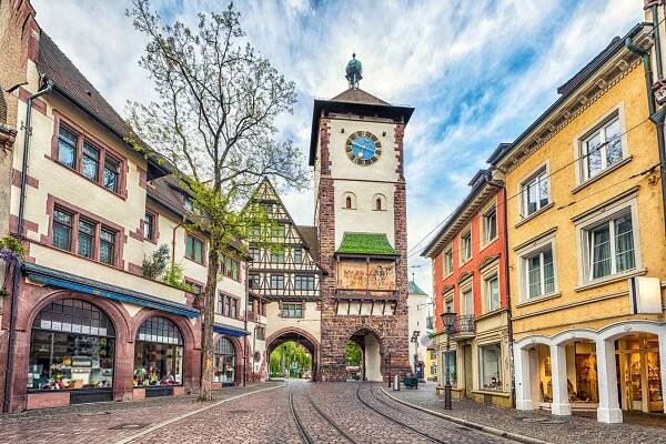 Schwabentor - historické radnice ve Freiburgu, Německo — Stock obrázek