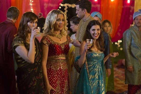 Sara Rue, Jessica St. Clair, Jeannette Sousa - Americká manželka - Jarní slavnost - Z filmu