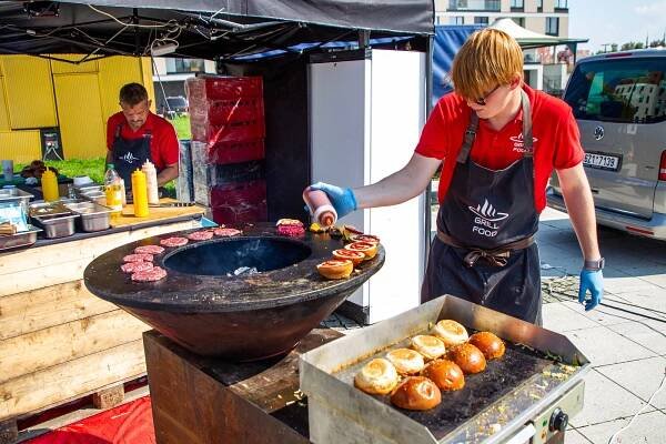 OBRAZEM: Víkendový Burger festival v centru Ostravy: výběr velký, návštěvnost ne