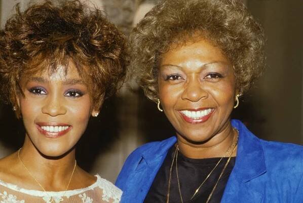 Cissy Houston chce navštívit pokoj, kde zemřela její dcera Whitney