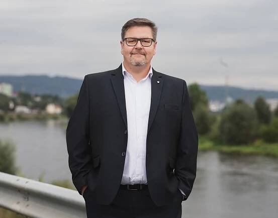 Hlasovali pro zákon, který pak porušili. Odměny hejtmana Schillera a zastupitele Richtera vyšetřuje policie