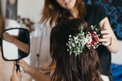 Svatební květiny do vlasů - Klára Uhlířová