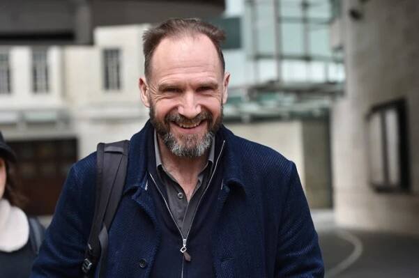 FOTO: Ralph Fiennes jakoby našel lék na stáří. – stránka 14