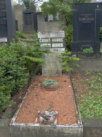 Soubor:Hugo Haas grave.jpg – Wikipedie