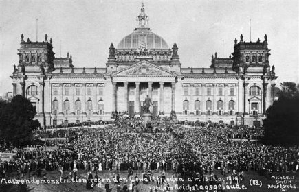 Soubor:Mass demonstration in front of the Reichstag against the Treaty of Versailles.jpg – Wikipedie