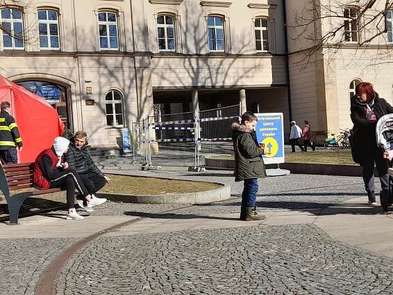 OBRAZEM: Pardubické centrum pro uprchlíky denně odbaví stovky lidí, kočky i psy