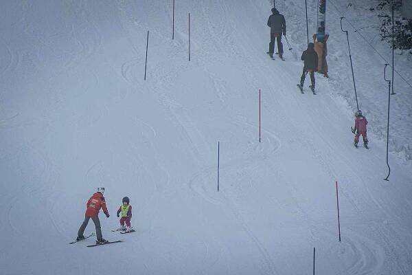 I přes vládní nařízení ski areál Vaňkův kopec spustil provoz vleku, 31. ledna 2021 v Horní Lhotě.