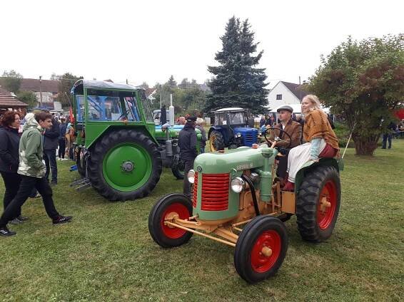 VIDEO: Jede traktor, je to Zetor. V Třeštici na návsi vrčeli plechoví miláčci