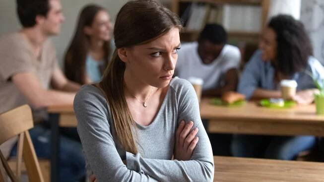 Přemýšlivý introvert, komunikativní extrovert. Jak poznat, kdo jste, a co jsou vaše přednosti - Proženy.cz