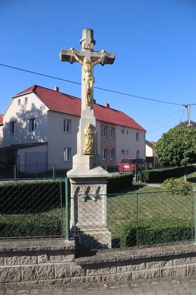 Soubor:Overview of wayside cross at village square in Krahulov, Třebíč District.jpg – Wikipedie