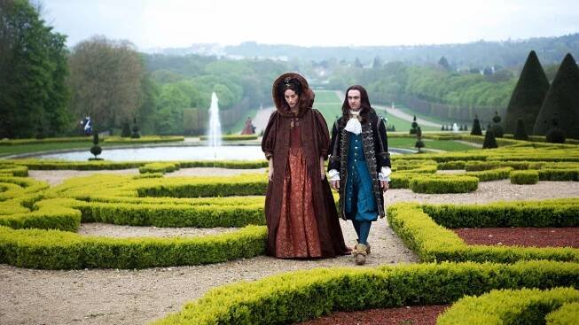 Versailles - Válka a mír - Z filmu - Elisa Lasowski, George Blagden