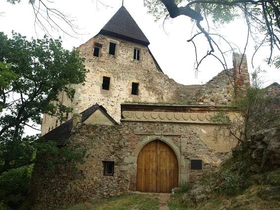 Hrad Točník: Královské sídlo Václava IV. s medvědy, gotickými paláci i středověkým jeřábem