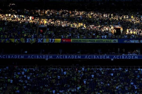 Fanoušci Fenerbahce si uřízli ostudu.