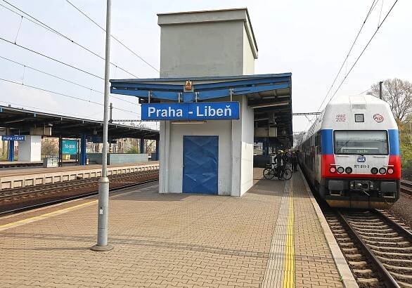 Policie uzavřela okolí nádraží v Libni. V podezřelém batohu byly plynové lahve