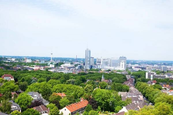 kancelářské budovy a panorama essenu - essen - stock snímky, obrázky a fotky