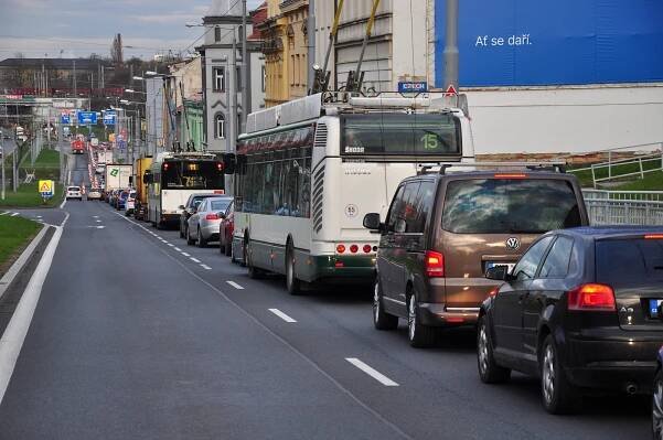Dopravu v Plzni komplikují opravy na Rokycanské. Hotovo bude za tři týdny