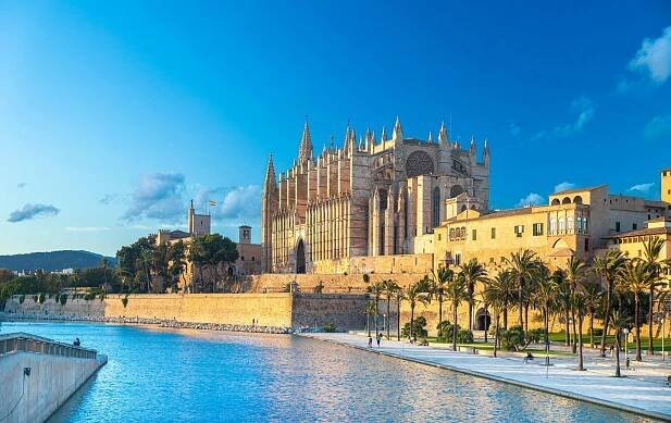 katedrála santa maria z palmy a parc del mar poblíž mallorky, španělsko - palma de mallorca - stock snímky, obrázky a fotky