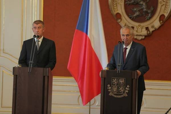 Babiš odtajnil Zemanovu radu: S odvoláním Staňka chce prezident počkat na policii