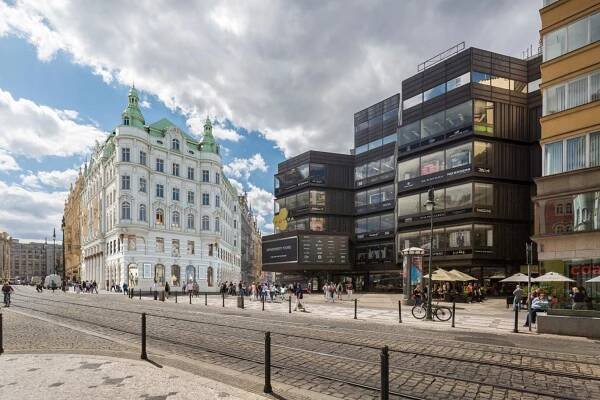 Fotka: S palácem sousedí obchodní dům Kotva