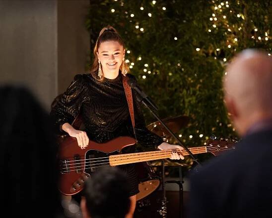 A Million Little Things - Surprise - Z filmu - Lizzy Greene