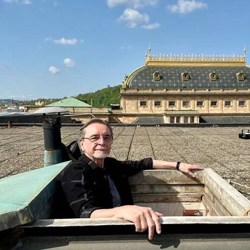 Jiří Kylián na střeše Provozní budovy Národního divadla