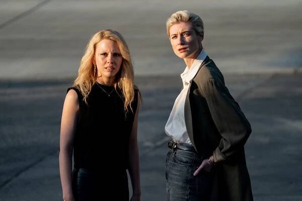 Mia Goth, Elizabeth Debicki - MaXXXine - Z filmu