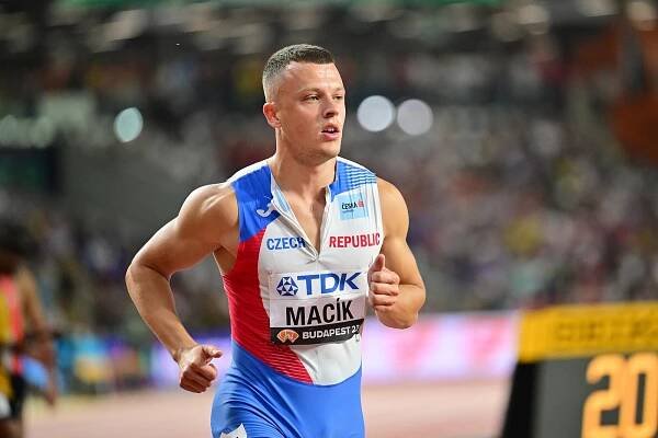 Juška byl v dálce sedmý. Před Macíkovým semifinále létalo při nehodě sklo