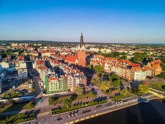 ELBLAG, POLSKO - 17. června 2021: Letecký snímek starého města Elblag, Polsko, plné domů s červenými střechami a dlouhou řekou — Stock obrázek