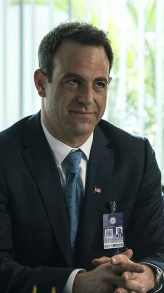 Paul Kellerman (Paul Adelstein)