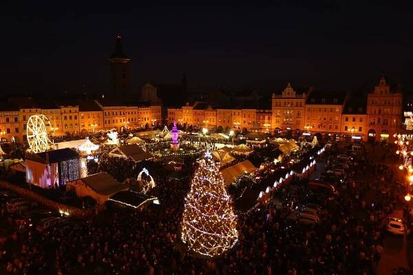 Na budějovickém náměstí září vánoční strom. Dejte mu hlas v naší anketě