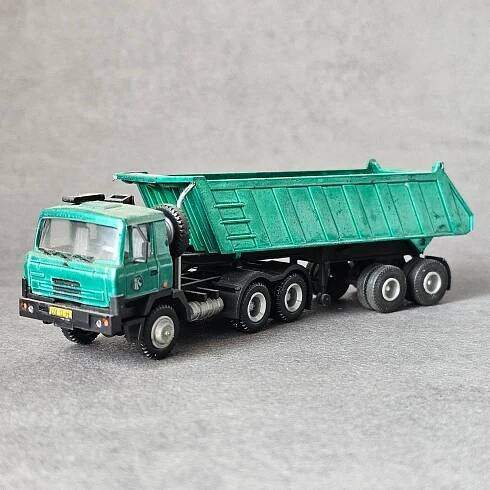 284. STARÝ MODEL AUTA - TATRA (HO - 1:87)