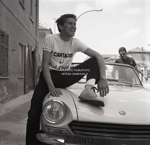 Gianni Morandi poses with the t-shirt of the 7° Cantagiro
