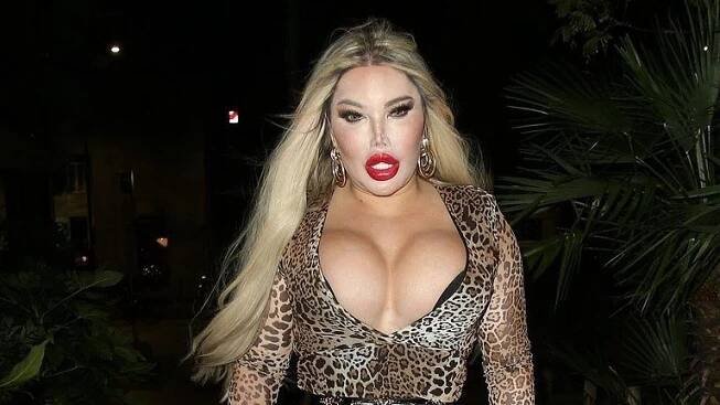 Z uhlazeného Kena je vnadná Barbie lovkyně. Plastiková královna vyrazila s mega výstřihem hledat chlapa