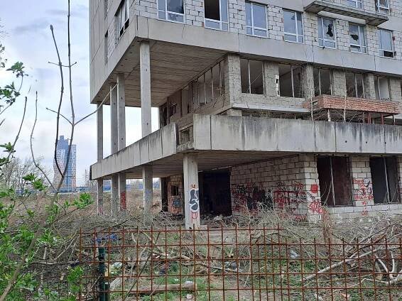 Brněnské squattery čeká vyhnání z ráje. Útočiště jim začnou bourat ještě letos