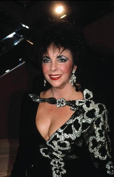 Jsou si vůbec podobné? Helena Bonham Carter hraje Elizabeth Taylor v tragické romanci televize BBC