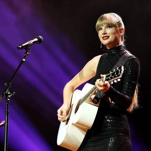 Taylor Swift Releases ‘Midnights,’ Her 10th Studio Album