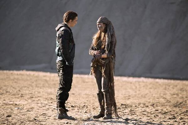 Prvních 100 - Rubicon - Z filmu - Richard Harmon, Luisa D'Oliveira
