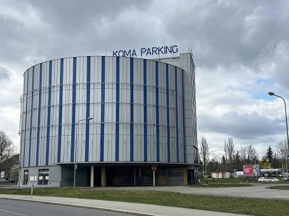 Parkovací dům KOMA v Ostravě-Svinově zeje už druhým rokem prázdnotou, 10. dubna 2025.