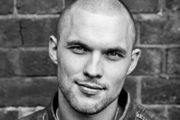 Ed-Skrein-transporter
