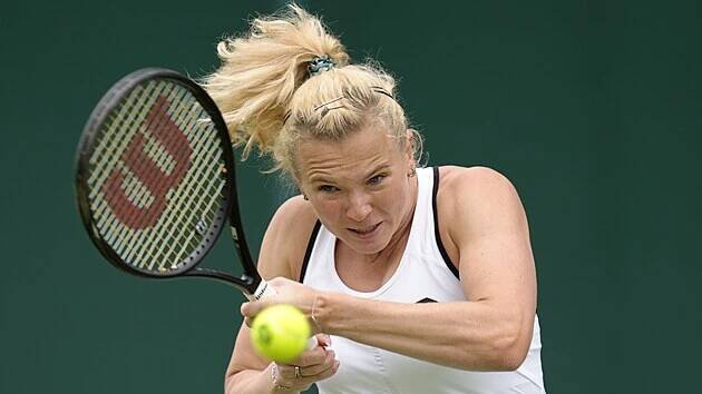 Kateřina Siniaková v prvním kole Wimbledonu proti Polce Maje Chwaliňské.