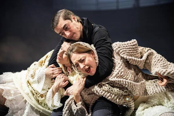 RECENZE: Hamlet jako nekonečný proud otázek