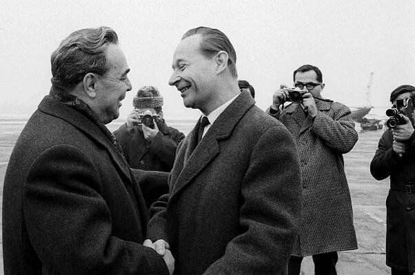 Bratský pozdrav. První tajemník ÚV KSČ Alexander Dubček vřele vítá generálního tajemníka ÚV KSSS Leonida Iljiče Brežněva na ruzyňském letišti. Sovětská delegace přiletěla do Československa na oslavy výročí Vítězného února.